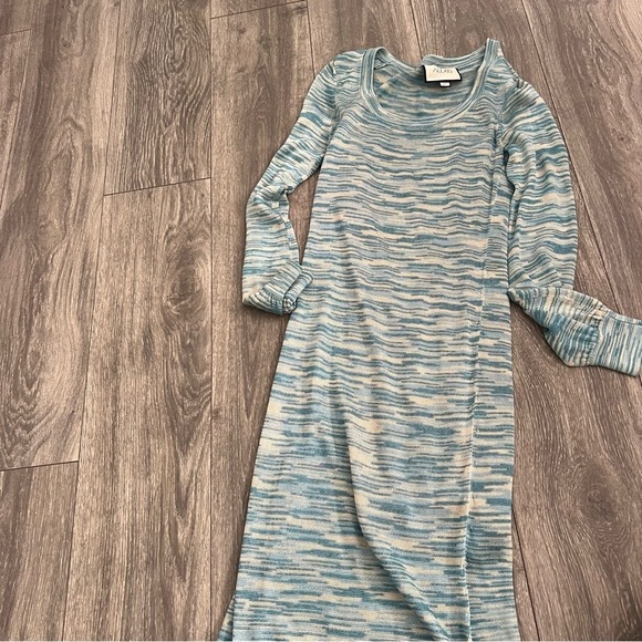 Alexis
Katica Dress - Picture 4 of 6